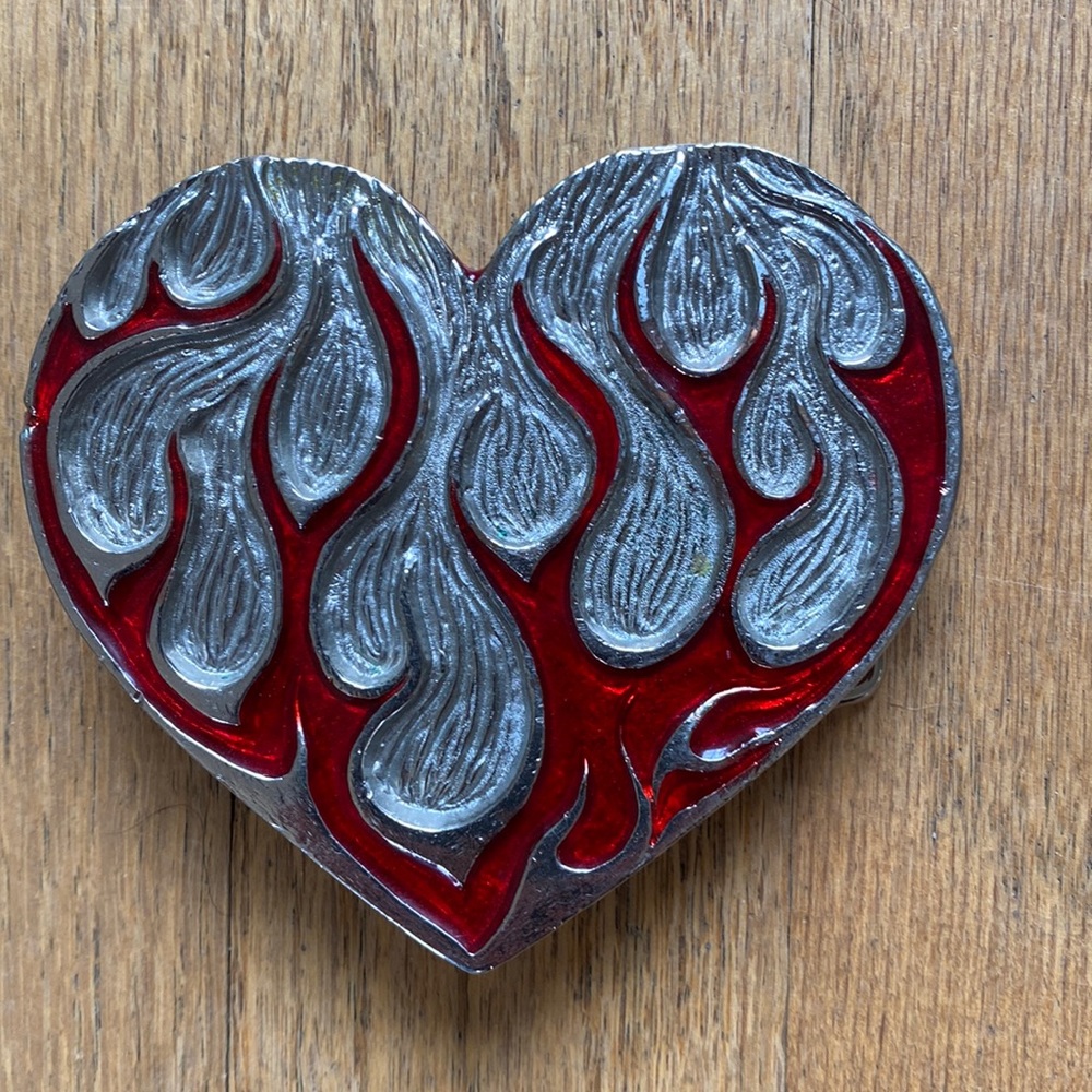 Ready flames heart excellent vintage belt buckle